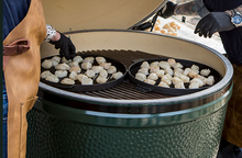 Laden Sie das Bild in den Galerie-Viewer, BIG GREEN EGG - 2XL mit EGG Untergestell incl. Schwenkrollen-Set