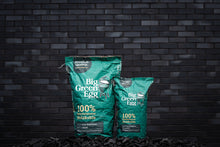 Laden Sie das Bild in den Galerie-Viewer, 100% naturbelassene Holzkohle 4,5 kg