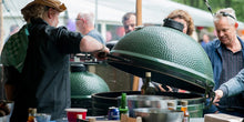 Laden Sie das Bild in den Galerie-Viewer, BIG GREEN EGG - 2XL mit EGG Untergestell incl. Schwenkrollen-Set