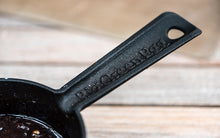 Laden Sie das Bild in den Galerie-Viewer, Soßentopf aus Gusseisen mit Streichpinsel - Ø12 cm