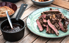 Laden Sie das Bild in den Galerie-Viewer, Soßentopf aus Gusseisen mit Streichpinsel - Ø12 cm